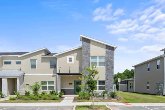 5BR lake view home w/ pool & resort perks - Image 1