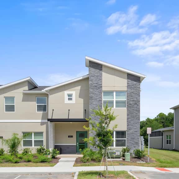 5BR lake view home w/ pool & resort perks - Image 1